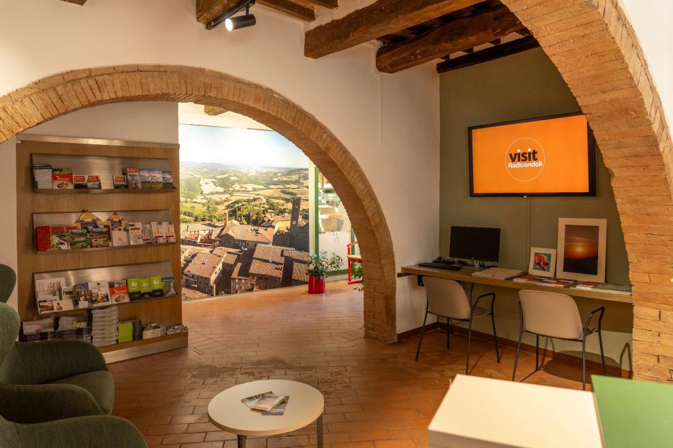 Un pitoresc oraș medieval de lângă Florența dă 400.000 de euro celor care vor să se mute acolo. Casele sunt frumoase și îngrijite 1030922