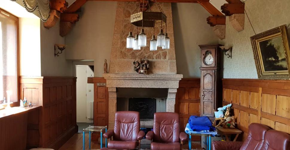 Castelul fermecător din granit roz, cu o poveste fascinantă, se vinde în Franța la un preț neașteptat, cu tot cu insula pe care se află 1030986