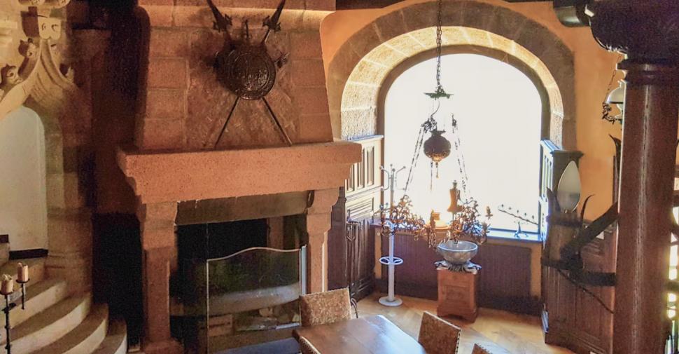 Castelul fermecător din granit roz, cu o poveste fascinantă, se vinde în Franța la un preț neașteptat, cu tot cu insula pe care se află 1030987