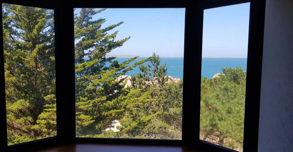 Castelul fermecător din granit roz, cu o poveste fascinantă, se vinde în Franța la un preț neașteptat, cu tot cu insula pe care se află 1030988