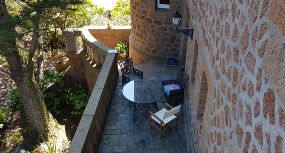 Castelul fermecător din granit roz, cu o poveste fascinantă, se vinde în Franța la un preț neașteptat, cu tot cu insula pe care se află 1030989