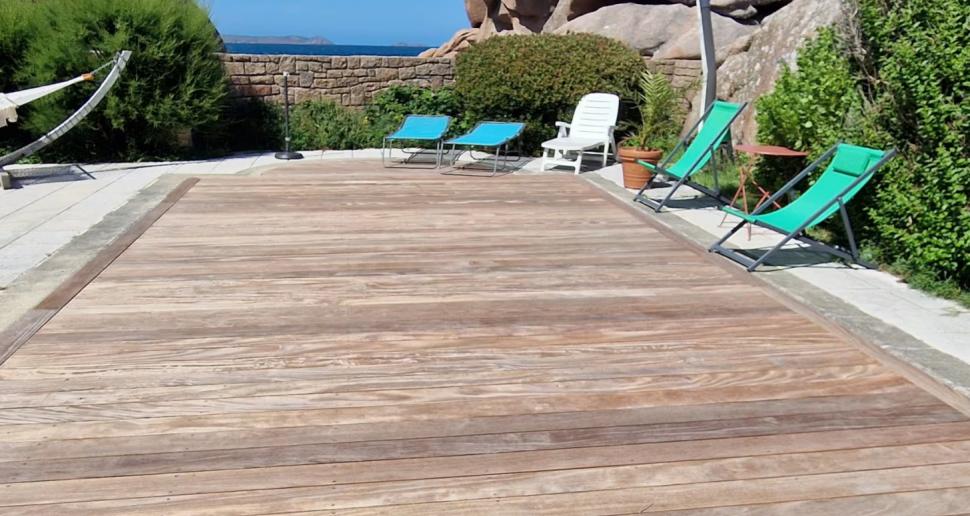 Castelul fermecător din granit roz, cu o poveste fascinantă, se vinde în Franța la un preț neașteptat, cu tot cu insula pe care se află 1030990