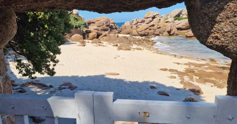 Castelul fermecător din granit roz, cu o poveste fascinantă, se vinde în Franța la un preț neașteptat, cu tot cu insula pe care se află 1030991