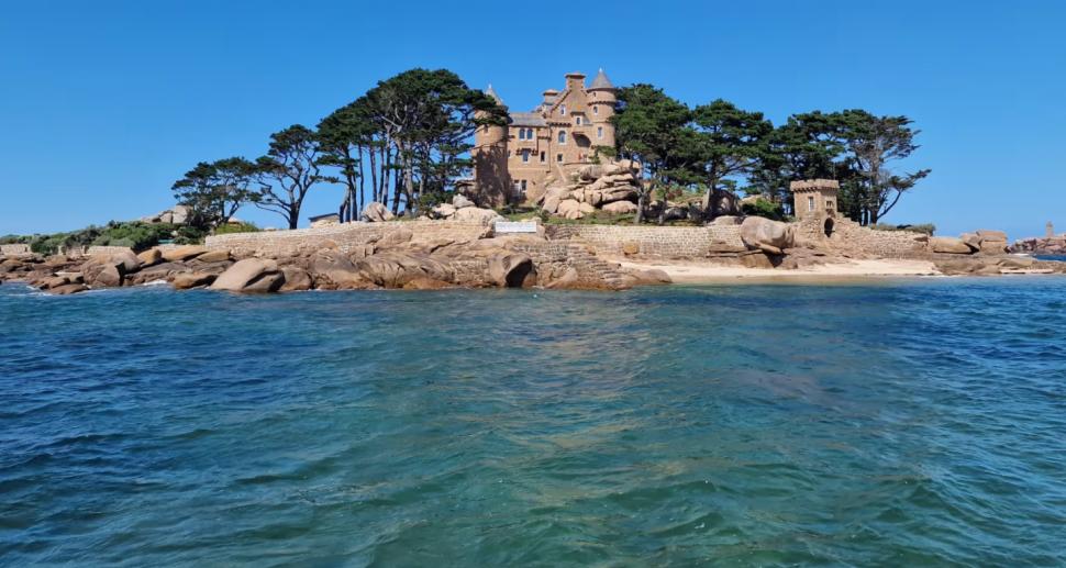 Castelul fermecător din granit roz, cu o poveste fascinantă, se vinde în Franța la un preț neașteptat, cu tot cu insula pe care se află 1030992