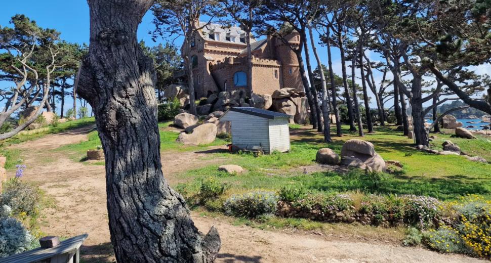 Castelul fermecător din granit roz, cu o poveste fascinantă, se vinde în Franța la un preț neașteptat, cu tot cu insula pe care se află 1030993