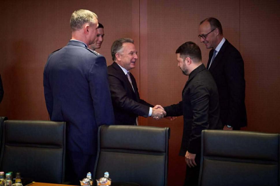 Întâlnirea Witkoff-Zelenski în imagini. Cei doi s-au îmbrățișat la negocierile de pace de la Berlin 1031238