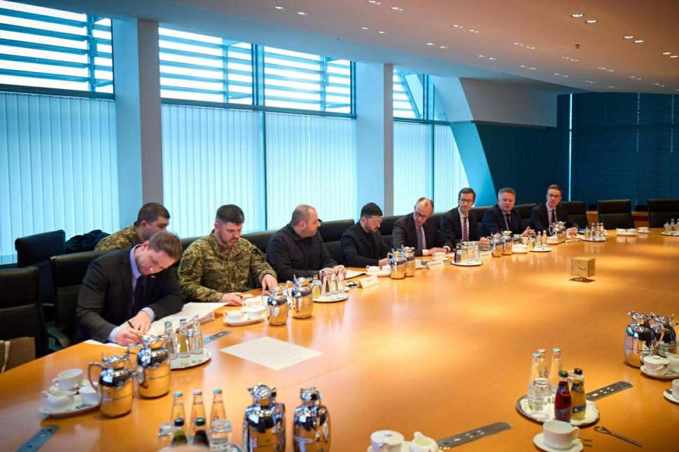 Întâlnirea Witkoff-Zelenski în imagini. Cei doi s-au îmbrățișat la negocierile de pace de la Berlin 1031241