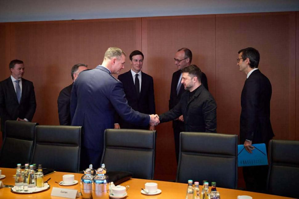 Întâlnirea Witkoff-Zelenski în imagini. Cei doi s-au îmbrățișat la negocierile de pace de la Berlin 1031242