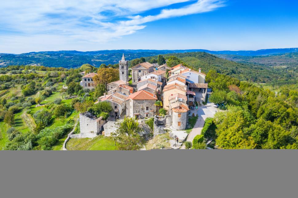 Cel mai mic oraș din lume este cât un teren de fotbal, are 50 de locuitori și este în Europa, în una din țările preferate ale românilor 1031461