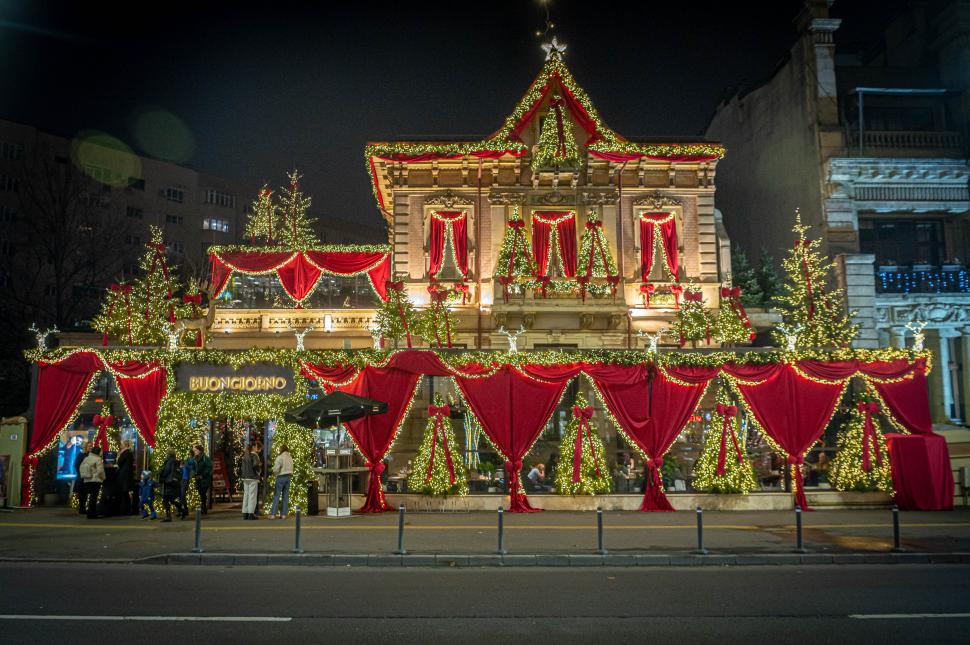 Cele mai frumos decorate clădiri din București de Crăciun, în 2025. Unde sunt și cum arată fațadele luminate noaptea 1031402