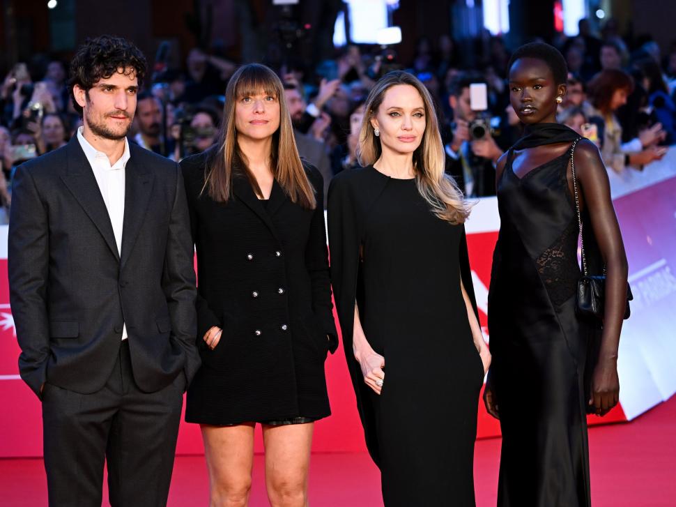 Angelina Jolie îşi dezvăluie cicatricile mastectomiei în primul număr al Time France. Mesajul transmis de actriţă tuturor femeilor 1031788