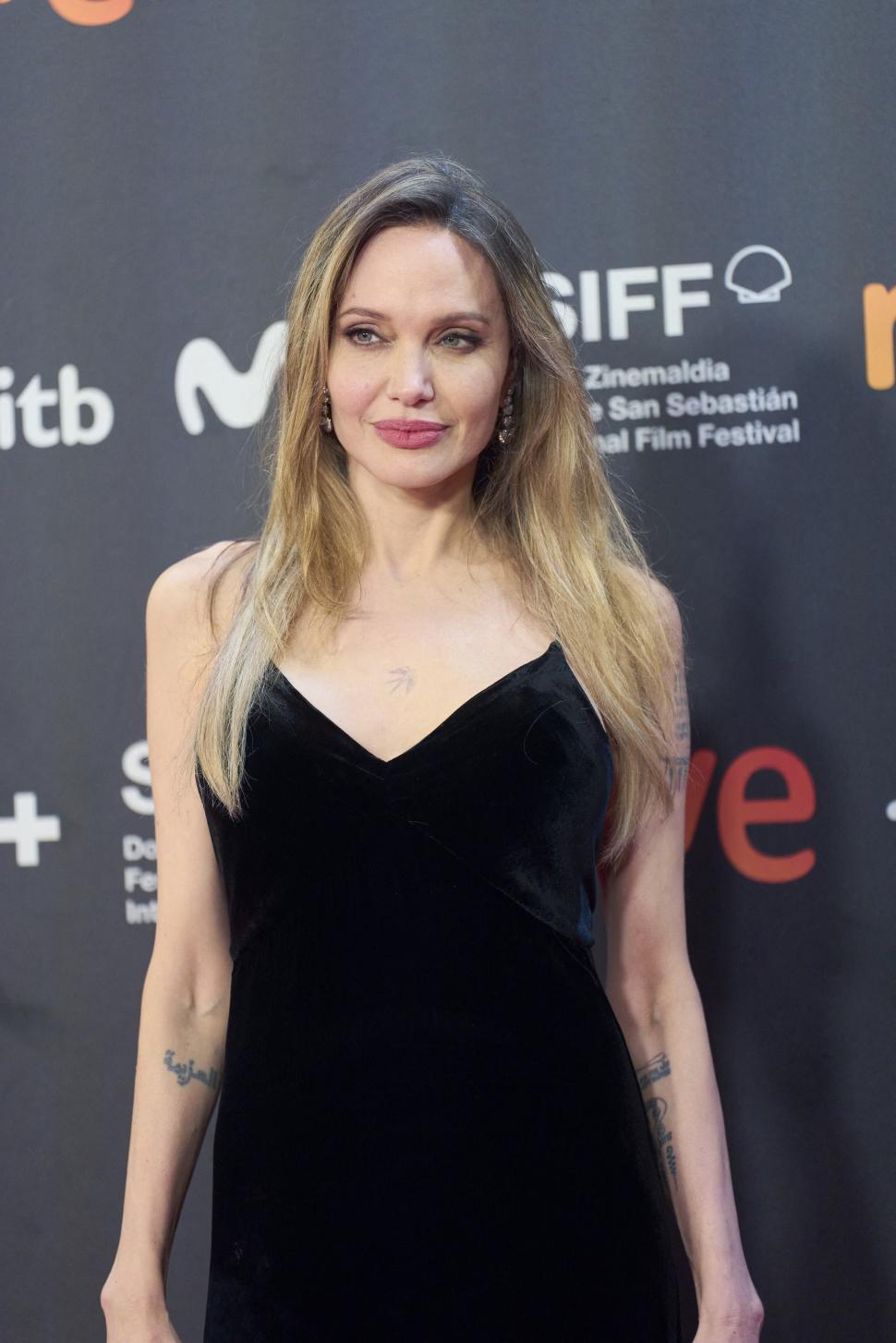 Angelina Jolie îşi dezvăluie cicatricile mastectomiei în primul număr al Time France. Mesajul transmis de actriţă tuturor femeilor 1031791