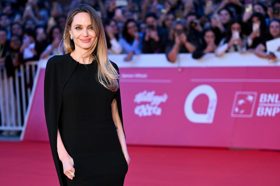 Angelina Jolie îşi dezvăluie cicatricile mastectomiei în primul număr al Time France. Mesajul transmis de actriţă tuturor femeilor 1031798