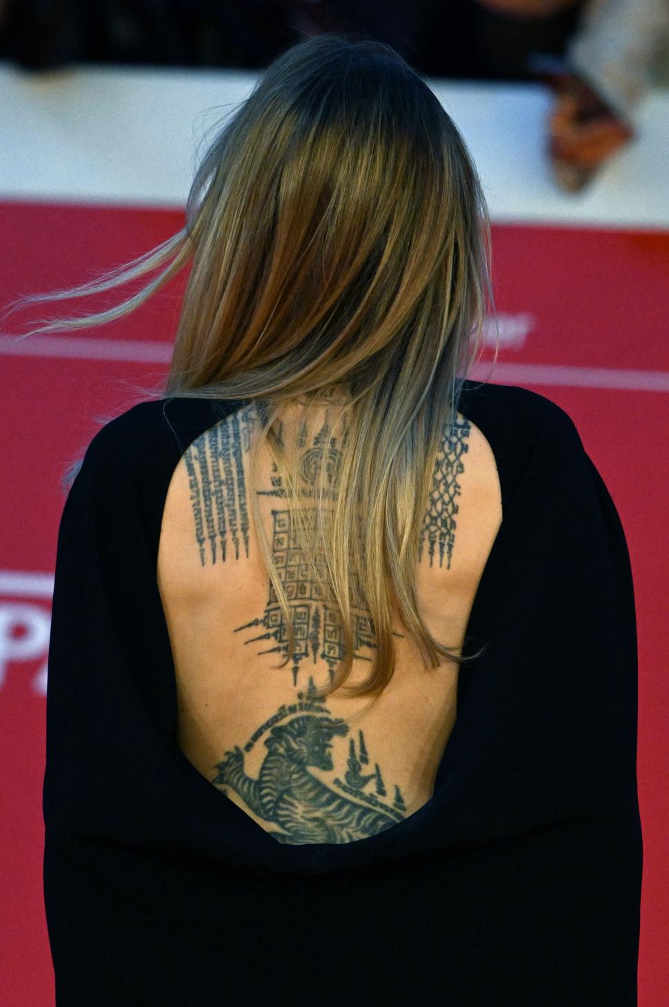 Angelina Jolie îşi dezvăluie cicatricile mastectomiei în primul număr al Time France. Mesajul transmis de actriţă tuturor femeilor 1031799