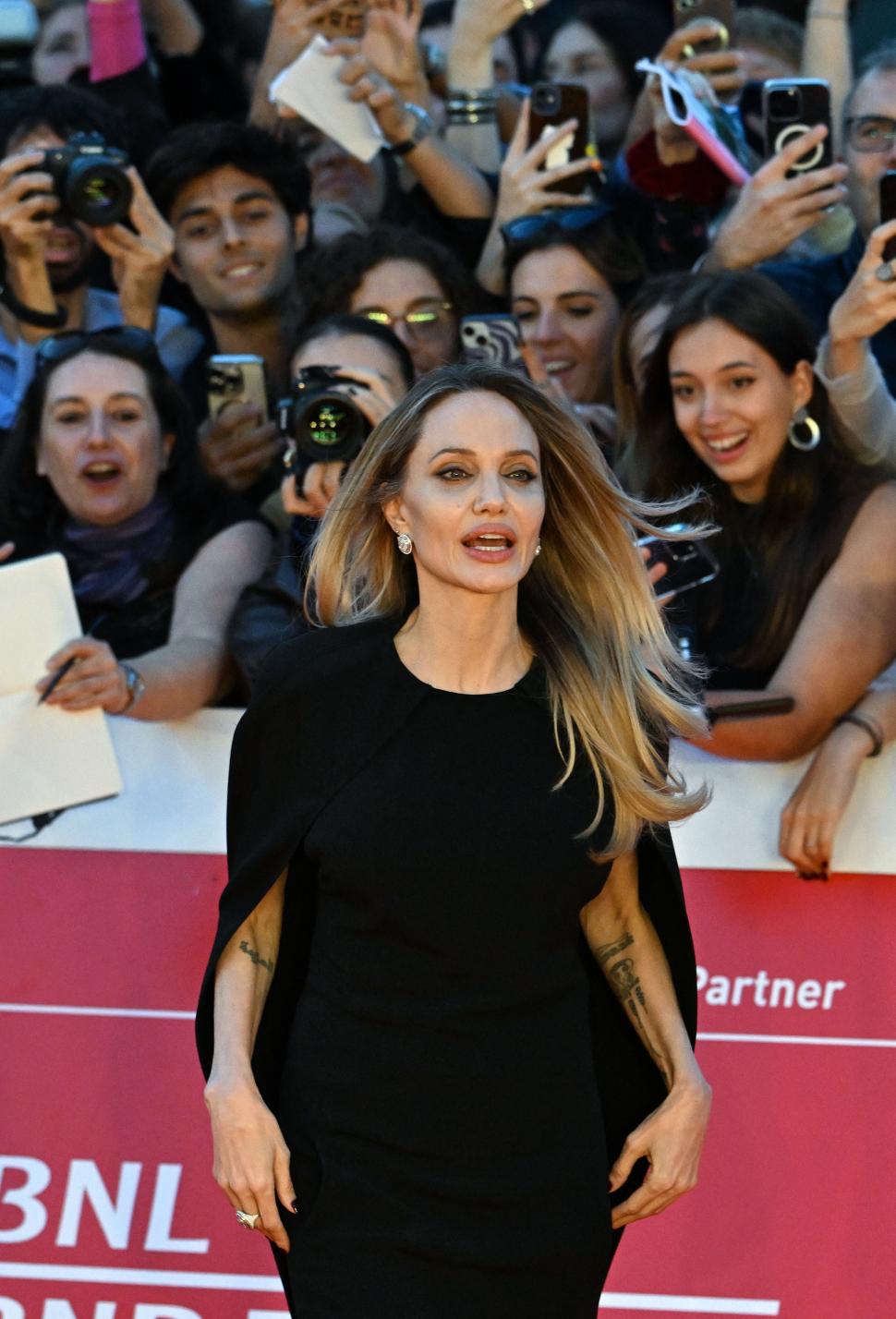 Angelina Jolie îşi dezvăluie cicatricile mastectomiei în primul număr al Time France. Mesajul transmis de actriţă tuturor femeilor 1031800