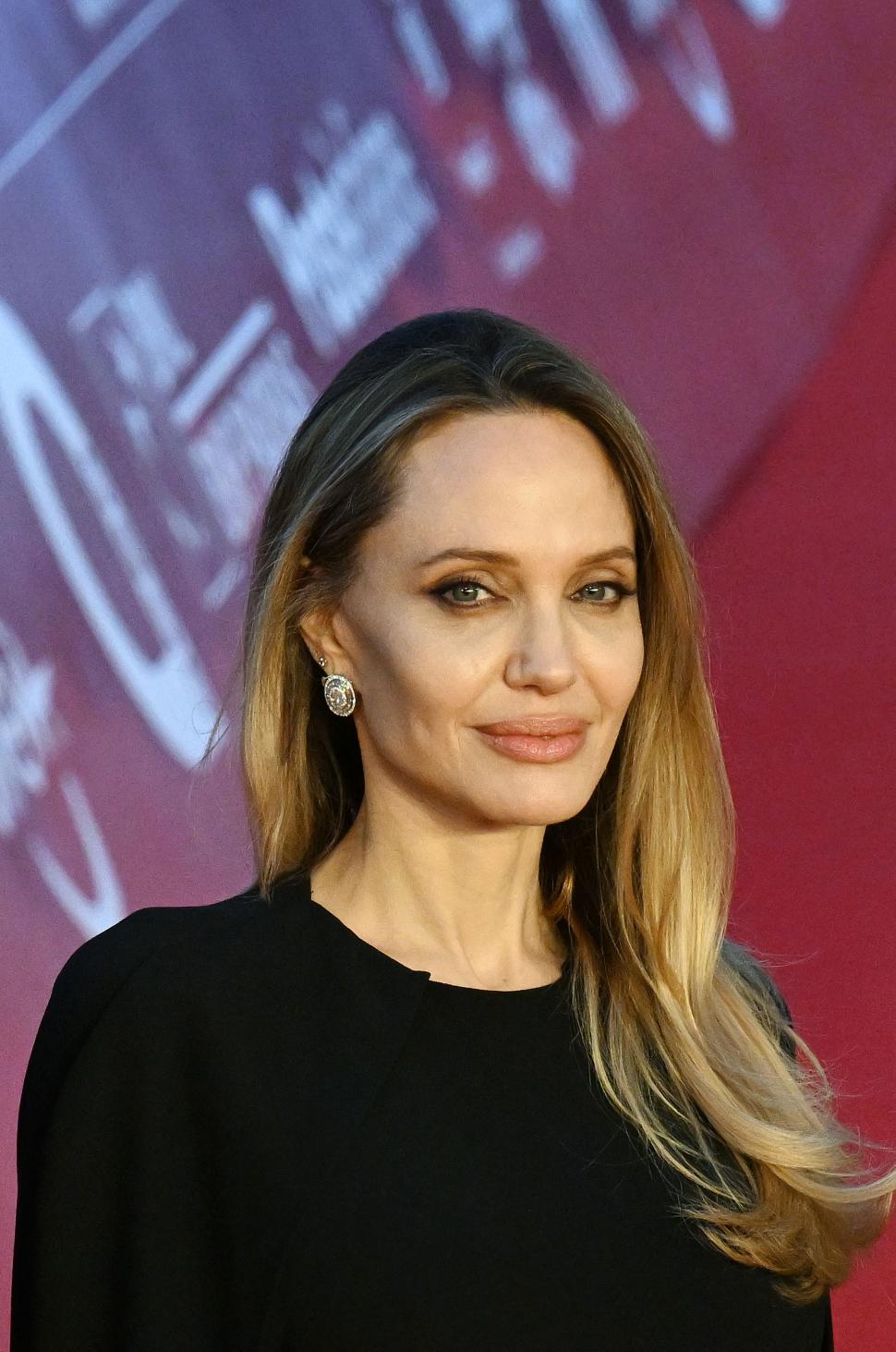 Angelina Jolie îşi dezvăluie cicatricile mastectomiei în primul număr al Time France. Mesajul transmis de actriţă tuturor femeilor 1031801