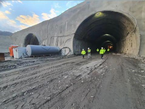Avans spectaculos la lucrările Autostrăzii A1 Sibiu- Pitești. Cum arată tunelul și viaductele de pe Secțiunea Boița-Cornetu 1031677