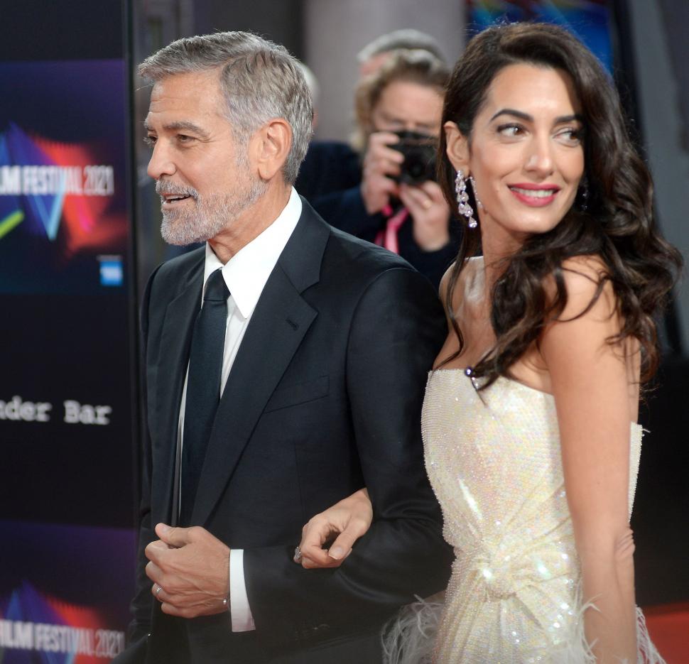 George Clooney a luat o decizie surprinzătoare. Nu va mai săruta o altă femeie în afară de soţia sa nici pe platourile de filmare 1031699