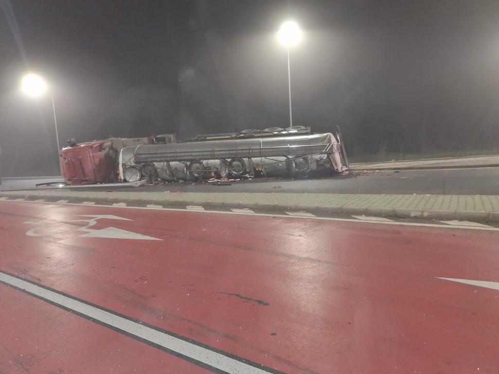 O cisternă plină cu apă amoniacală s-a răsturnat pe DN 5. A fost chemată Garda de Mediu 1031940