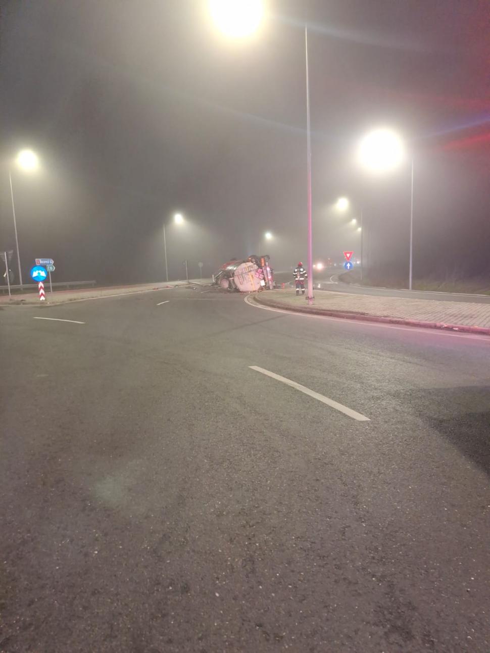 O cisternă plină cu apă amoniacală s-a răsturnat pe DN 5. A fost chemată Garda de Mediu 1031941