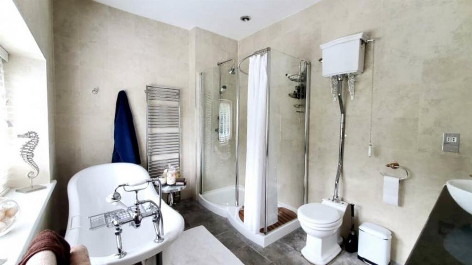 Oamenii sunt cuceriți de o casă istorică scoasă la vânzare, cu un interior amenajat spectaculos. Dar în fața ei ceva atrage atenția 1031860