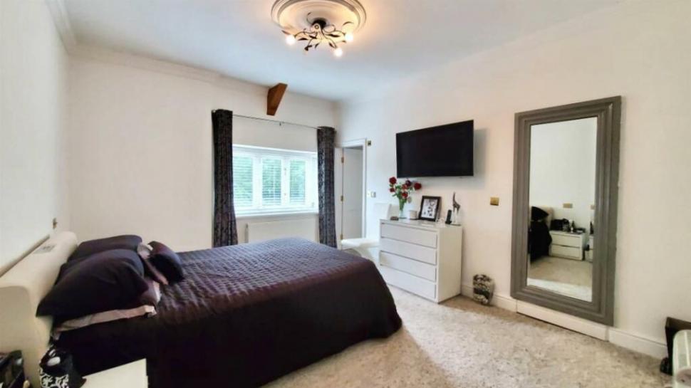 Oamenii sunt cuceriți de o casă istorică scoasă la vânzare, cu un interior amenajat spectaculos. Dar în fața ei ceva atrage atenția 1031861