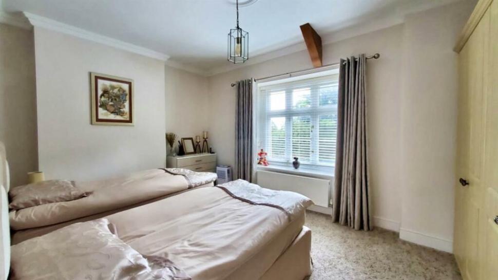 Oamenii sunt cuceriți de o casă istorică scoasă la vânzare, cu un interior amenajat spectaculos. Dar în fața ei ceva atrage atenția 1031862