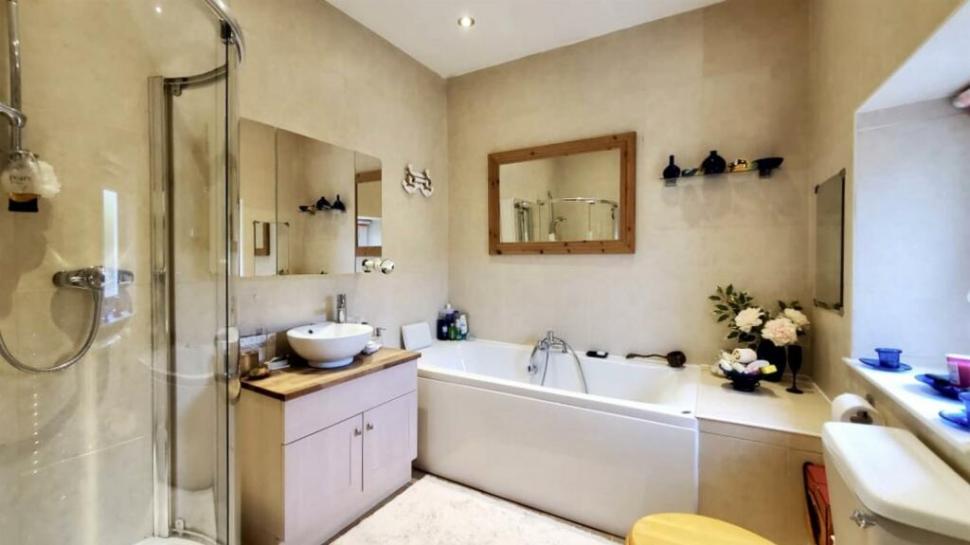 Oamenii sunt cuceriți de o casă istorică scoasă la vânzare, cu un interior amenajat spectaculos. Dar în fața ei ceva atrage atenția 1031863