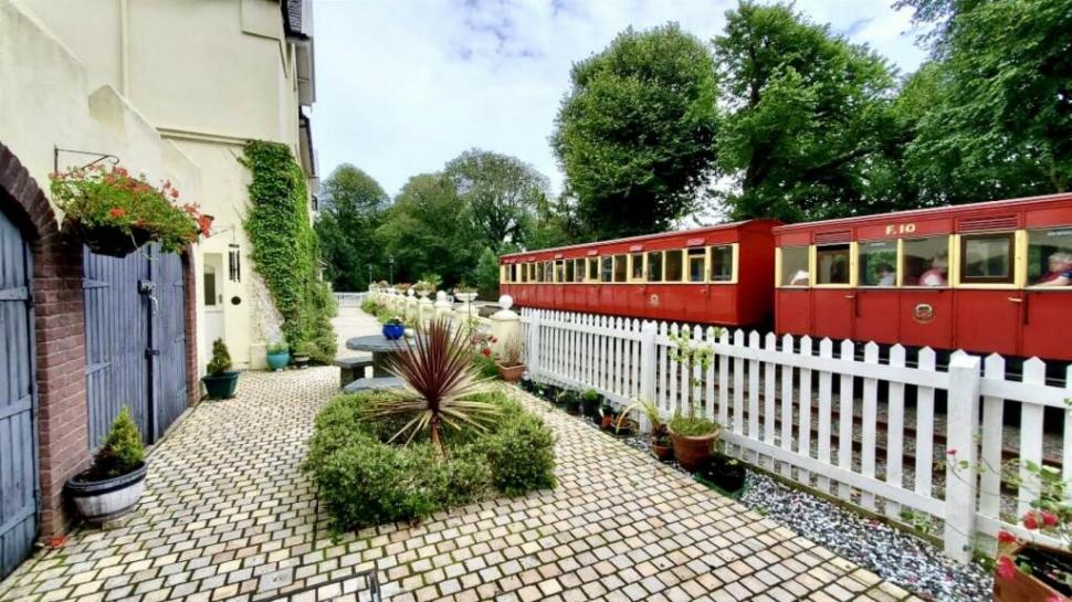 Oamenii sunt cuceriți de o casă istorică scoasă la vânzare, cu un interior amenajat spectaculos. Dar în fața ei ceva atrage atenția 1031864