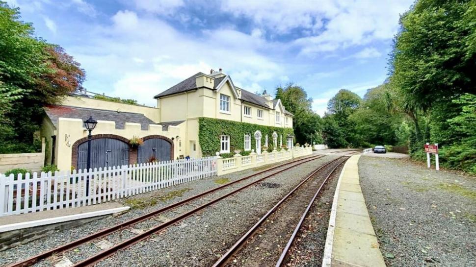 Oamenii sunt cuceriți de o casă istorică scoasă la vânzare, cu un interior amenajat spectaculos. Dar în fața ei ceva atrage atenția 1031865