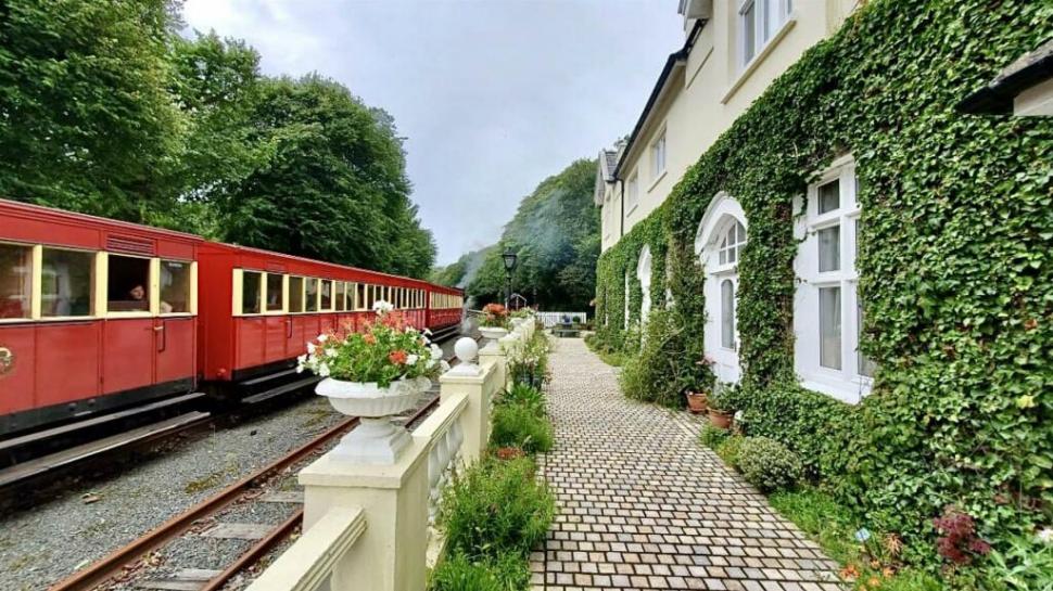 Oamenii sunt cuceriți de o casă istorică scoasă la vânzare, cu un interior amenajat spectaculos. Dar în fața ei ceva atrage atenția 1031866