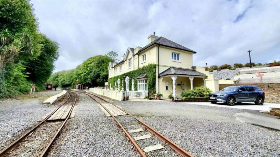 Oamenii sunt cuceriți de o casă istorică scoasă la vânzare, cu un interior amenajat spectaculos. Dar în fața ei ceva atrage atenția 1031867