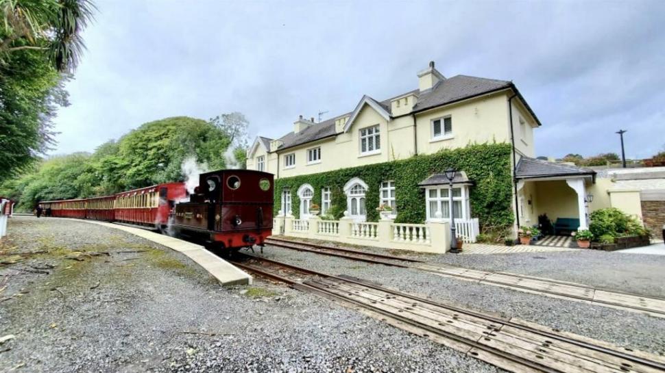 Oamenii sunt cuceriți de o casă istorică scoasă la vânzare, cu un interior amenajat spectaculos. Dar în fața ei ceva atrage atenția 1031868