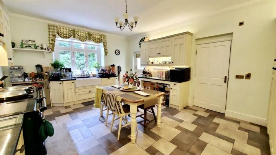 Oamenii sunt cuceriți de o casă istorică scoasă la vânzare, cu un interior amenajat spectaculos. Dar în fața ei ceva atrage atenția 1031869