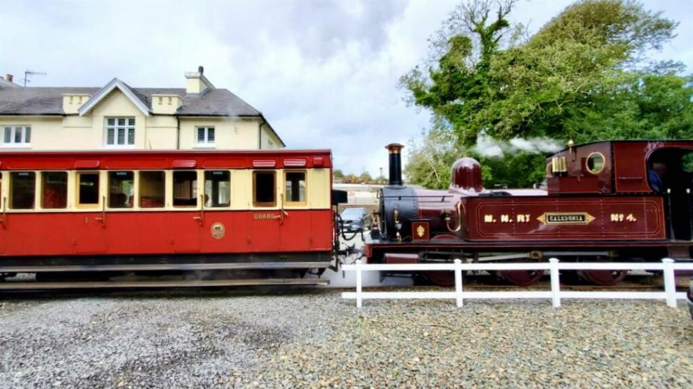 Oamenii sunt cuceriți de o casă istorică scoasă la vânzare, cu un interior amenajat spectaculos. Dar în fața ei ceva atrage atenția 1031870