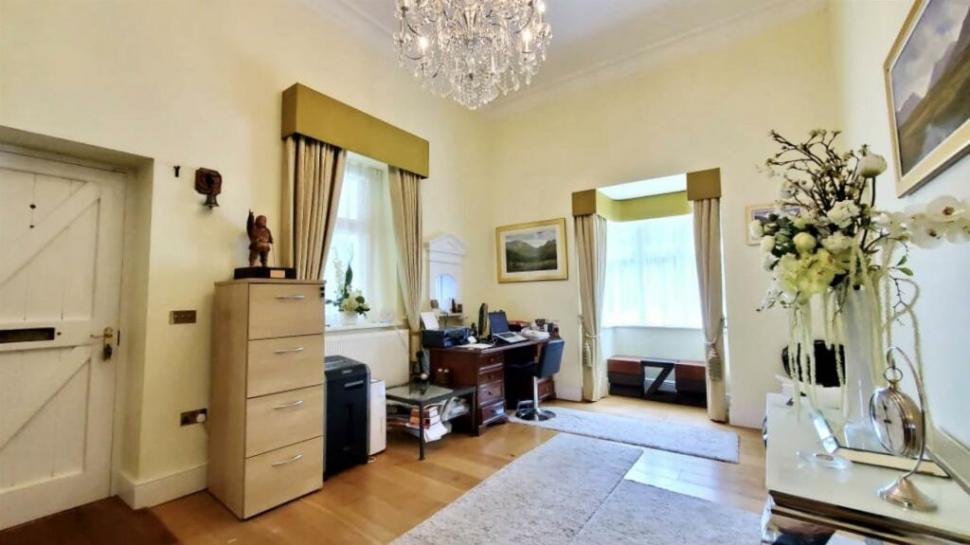 Oamenii sunt cuceriți de o casă istorică scoasă la vânzare, cu un interior amenajat spectaculos. Dar în fața ei ceva atrage atenția 1031873