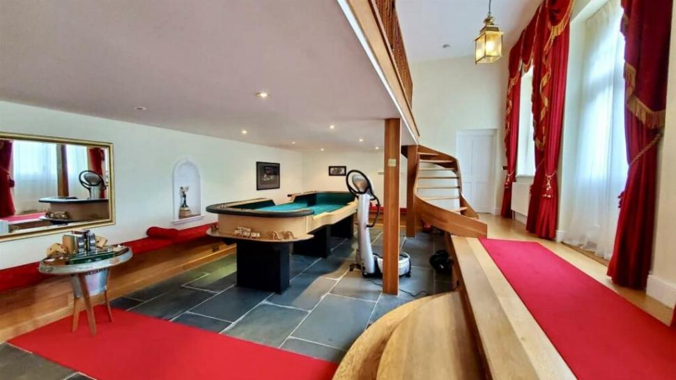 Oamenii sunt cuceriți de o casă istorică scoasă la vânzare, cu un interior amenajat spectaculos. Dar în fața ei ceva atrage atenția 1031874