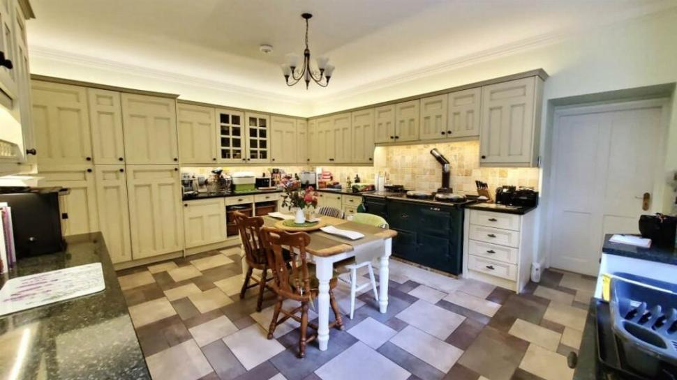 Oamenii sunt cuceriți de o casă istorică scoasă la vânzare, cu un interior amenajat spectaculos. Dar în fața ei ceva atrage atenția 1031875