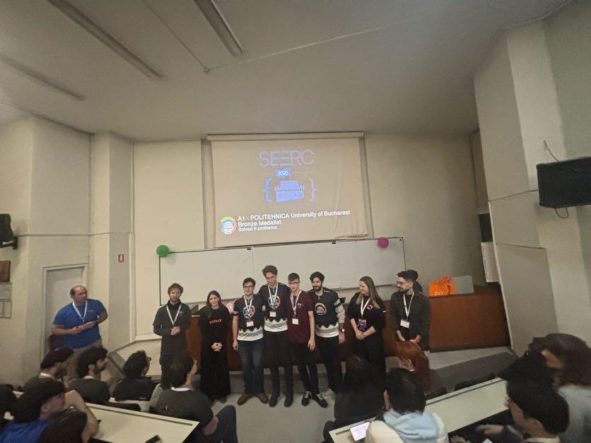 România, pe primul loc la SEERC 2025: A obţinut cele mai multe medalii şi una dintre echipe s-a calificat în finala mondială ICPC 1031758
