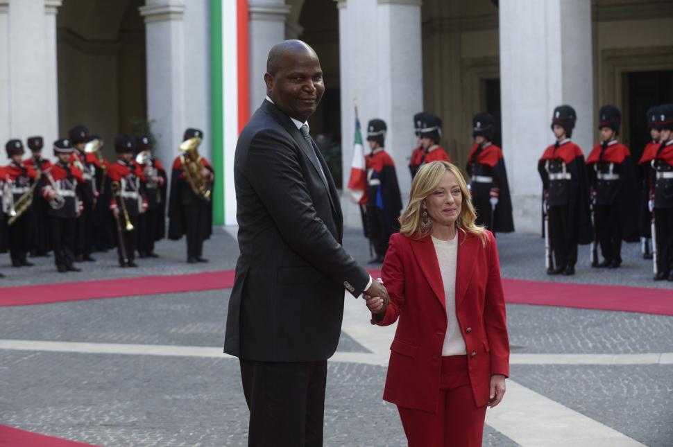 Momente virale cu Giorgia Meloni. Cum a reacționat când a văzut cât este de înalt președintele Mozambicului  1032198