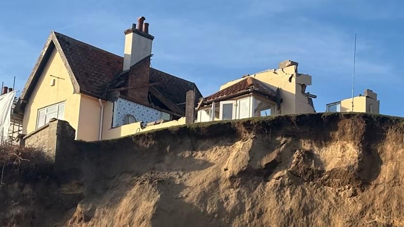 Un bărbat și-a cumpărat cu 230.000 de euro o casă la malul mării. A stat în ea câteva săptămâni, apoi a aflat că trebuie s-o demoleze 1032170