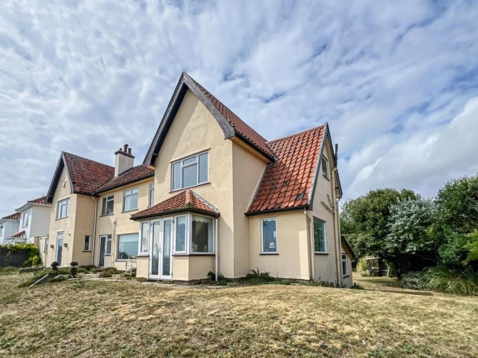 Un bărbat și-a cumpărat cu 230.000 de euro o casă la malul mării. A stat în ea câteva săptămâni, apoi a aflat că trebuie s-o demoleze 1032171