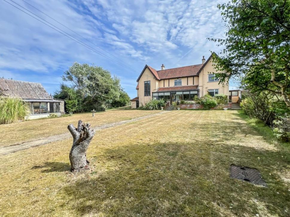 Un bărbat și-a cumpărat cu 230.000 de euro o casă la malul mării. A stat în ea câteva săptămâni, apoi a aflat că trebuie s-o demoleze 1032172