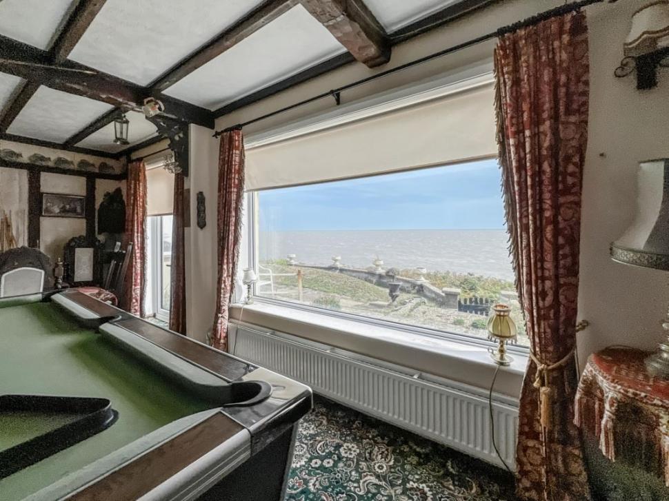 Un bărbat și-a cumpărat cu 230.000 de euro o casă la malul mării. A stat în ea câteva săptămâni, apoi a aflat că trebuie s-o demoleze 1032179