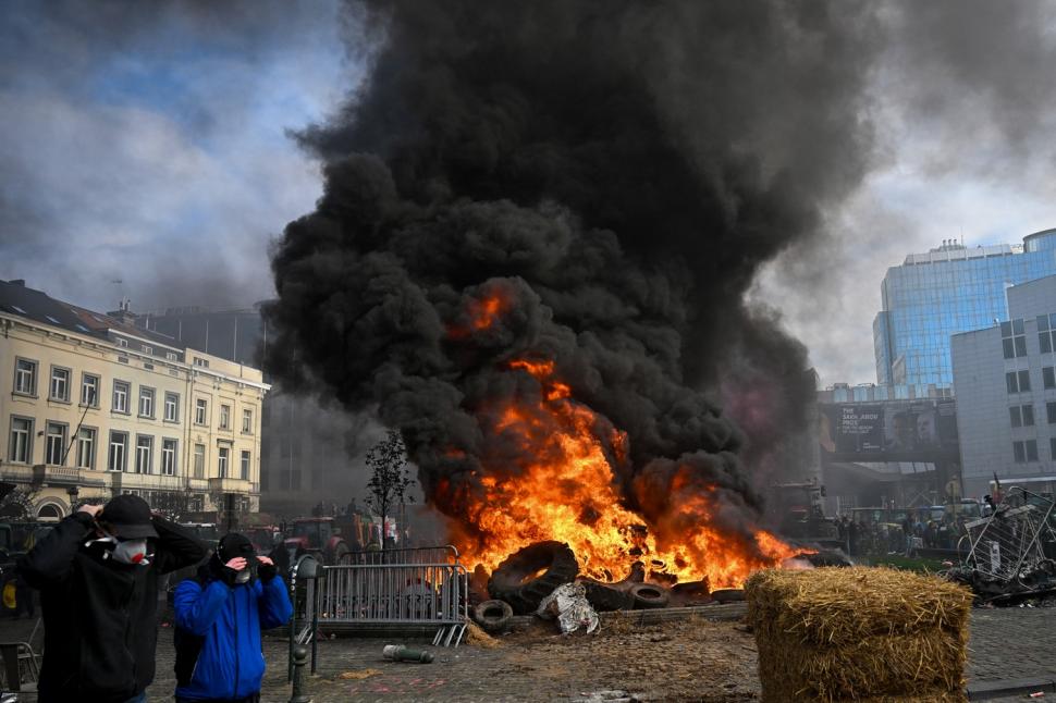 Confruntări violente la Bruxelles între fermieri și forțele de ordine. Politico: Semnarea Acordului UE-Mercosur a fost amânată 1032449
