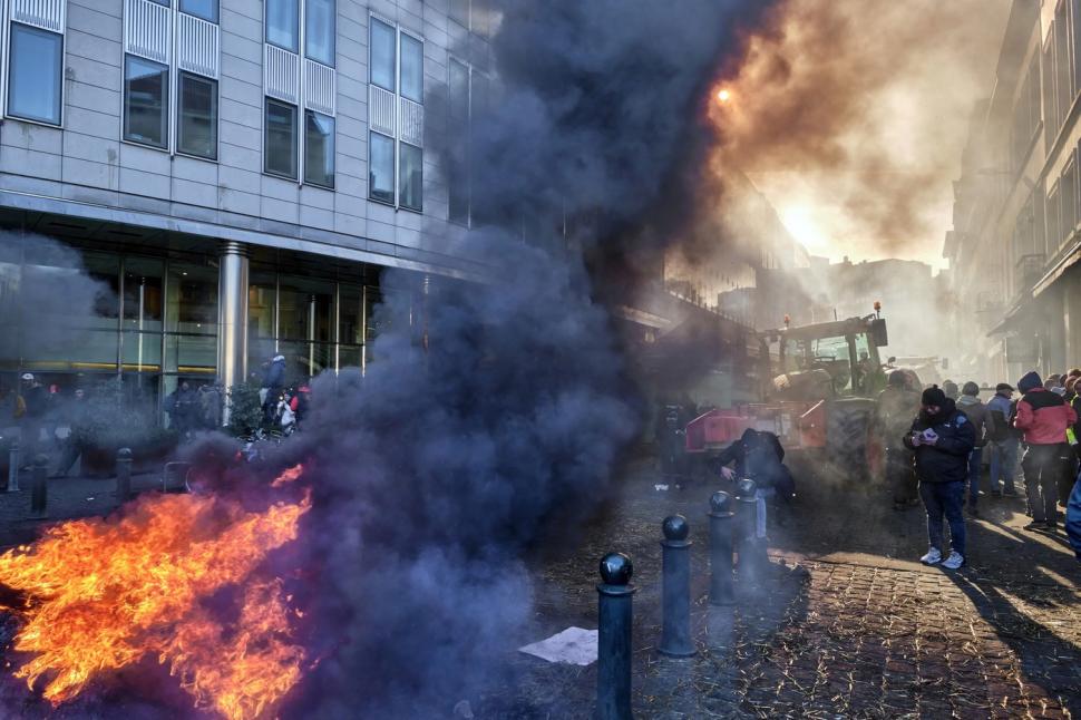 Confruntări violente la Bruxelles între fermieri și forțele de ordine. Politico: Semnarea Acordului UE-Mercosur a fost amânată 1032477