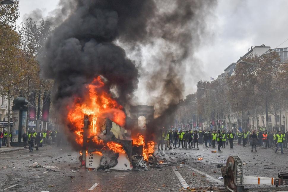 Baricade de foc și gaze lacrimogene în Bruxelles. Mii de fermieri au blocat drumurile cu tractoare și au forțat barajele poliției 1032478