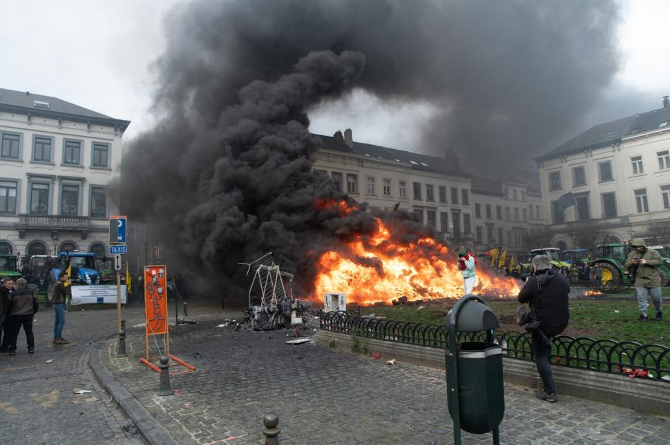 Confruntări violente la Bruxelles între fermieri și forțele de ordine. Politico: Semnarea Acordului UE-Mercosur a fost amânată 1032479
