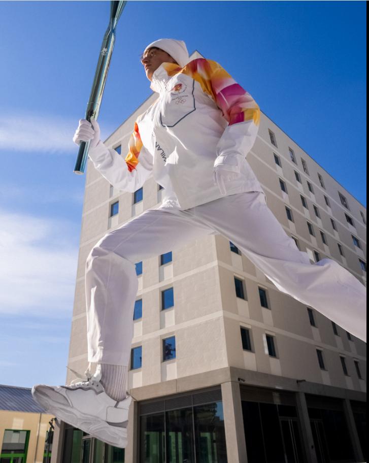 Controverse în Italia. Uniformele purtătorilor torței la Olimpiada de iarnă se vând pe internet, cu 1.000 de euro 1032387