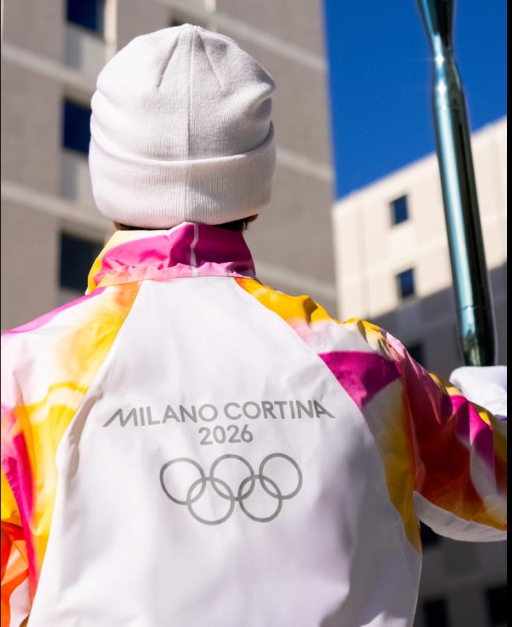 Controverse în Italia. Uniformele purtătorilor torței la Olimpiada de iarnă se vând pe internet, cu 1.000 de euro 1032388